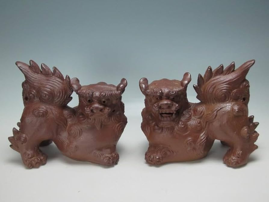 人間国宝金城次郎一門　金城敏徳 作　飴釉色付ハイシーサー（中）1対 壺屋焼 人間国宝 金城次郎作 飴色唐草蓋物 – 生活民芸 なかむた